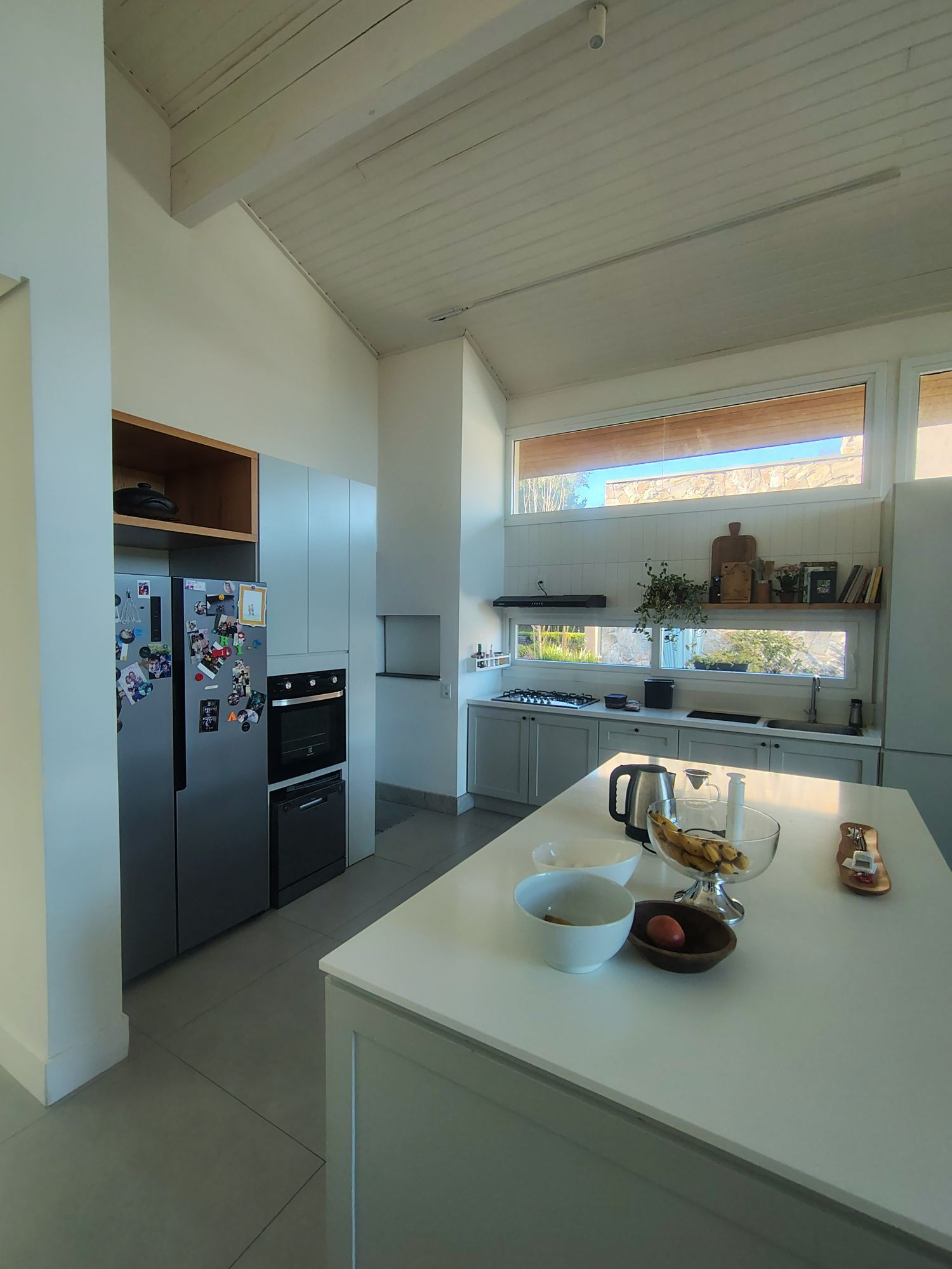 Cozinha com geladeira e forno embutido