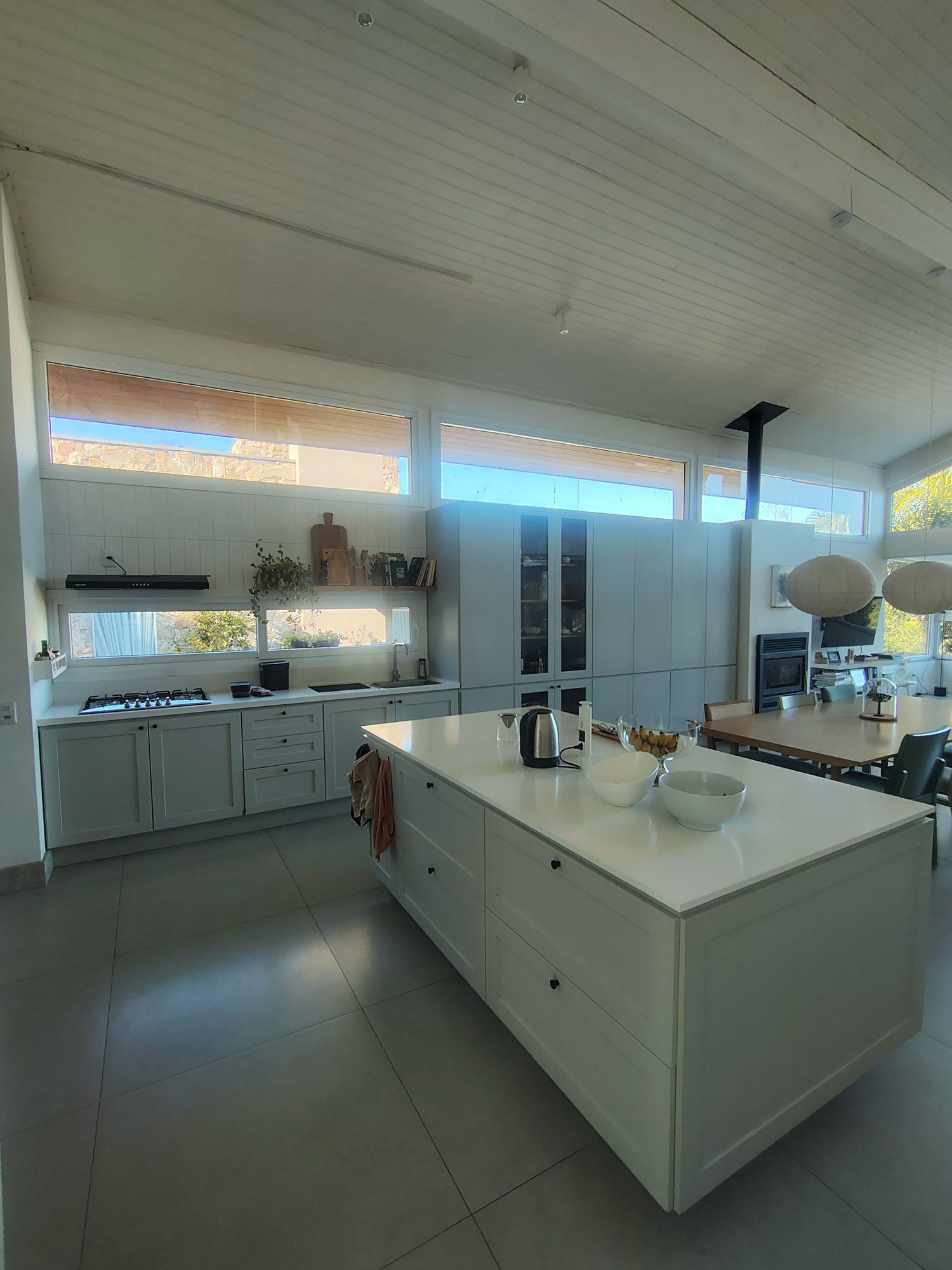 Ilha da cozinha com bancada branca