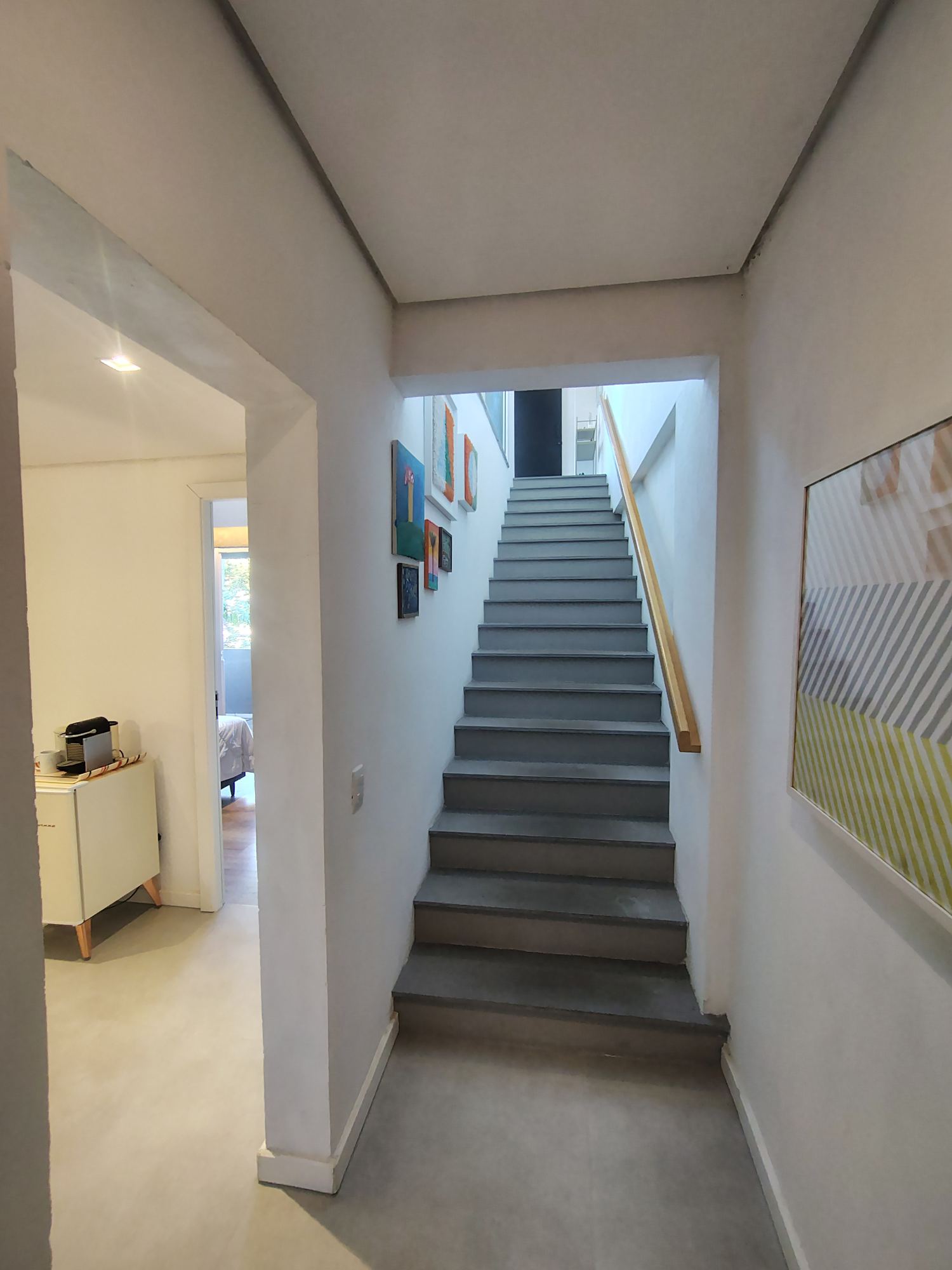 Escada interna com galeria de quadros